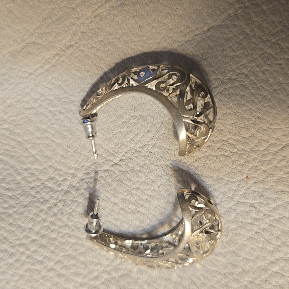 Classy Sterling silver earrings 1" X 1.25" - Picture 2 of 5